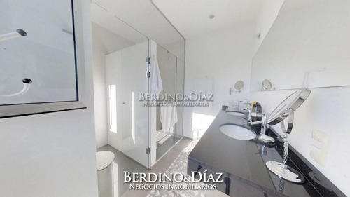 Espectacular Residencia Estilo Minimalista En Playa Mansa.- Ref: 99