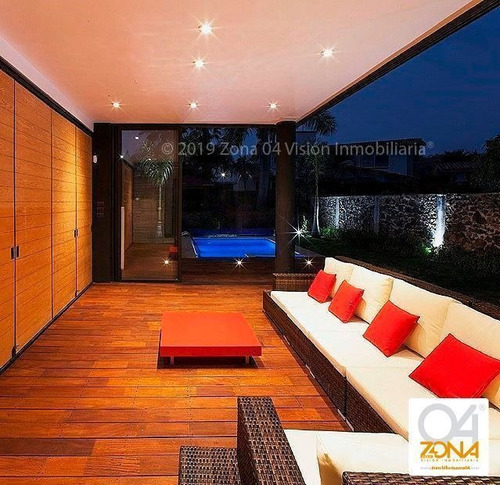 Exclusiva Residencia En Venta Con Diseño Único En Lomas De C