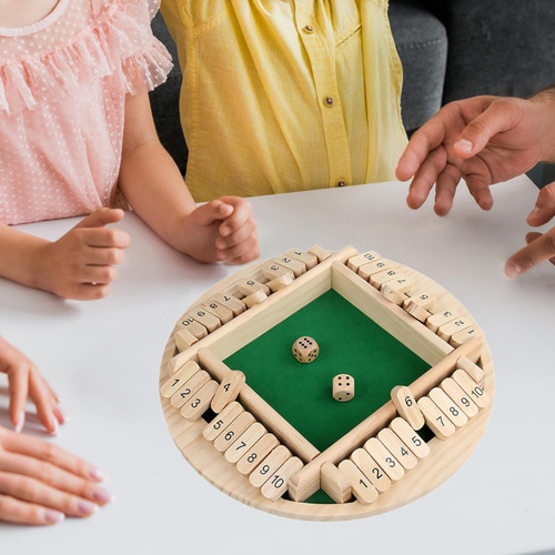 Cierre El Juego De La Mesa Del Juego Dados De Color Marrón