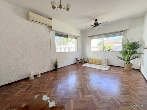 Alquiler De Hermoso Apartamento Formato Casa De Altos En Pocitos 2 Dormitorios Excelente Ubicación Todo Al Frente Estufa A Leña Sin Gastos Comunes