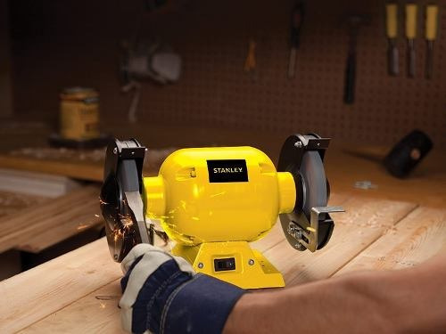 Imagen 4 de 6 de Esmeriladora de banco Stanley STGB3715 de 60 Hz color amarillo 373 W 120 V + accesorios
