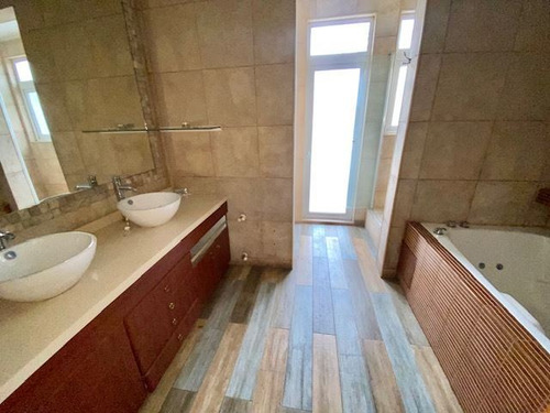 Casa En Venta De 7 Dorm. En Colina