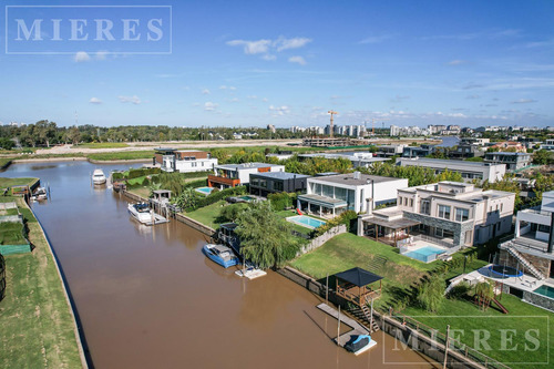 Excelente Casa En Venta Al Rio En El Yacht De Nordelta.