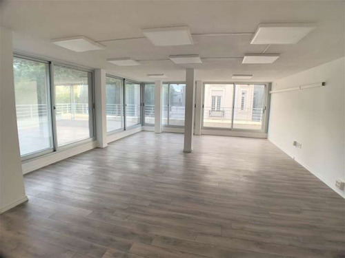 Imagen 3 de 12 de Alquiler De Oficina Con Gran Terraza Sobre Bv. Artigas