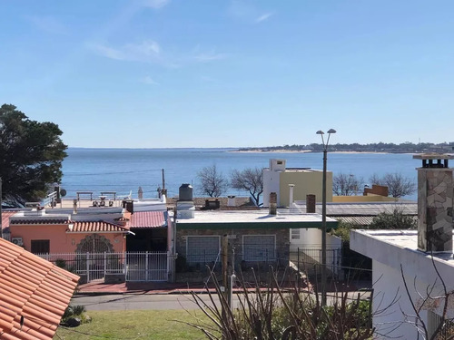 Hermosa Casa En Piriapolis Para Alquiler Con Vista Al Mar Y Barbacoa Techada A Una Cuadra Del Centro