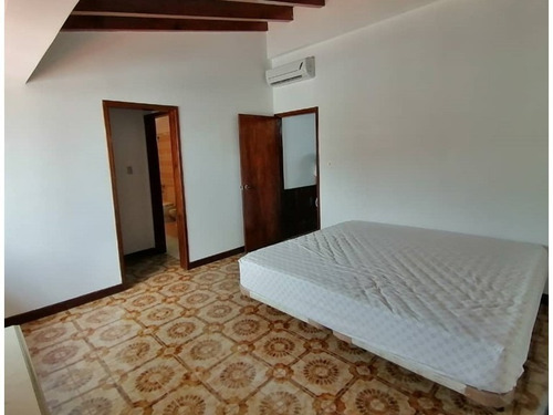 Imagen 3 de 9 de Casa Estilo Colonial Dividida En Cuatro Niveles, Habitación Principal Con Baño Y Vestier