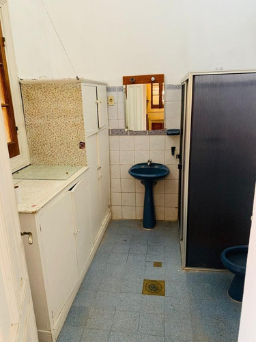Imagen 25 de 28 de Muy Buena Casa, Construcción De Época, Con Potencial Para Reciclaje.