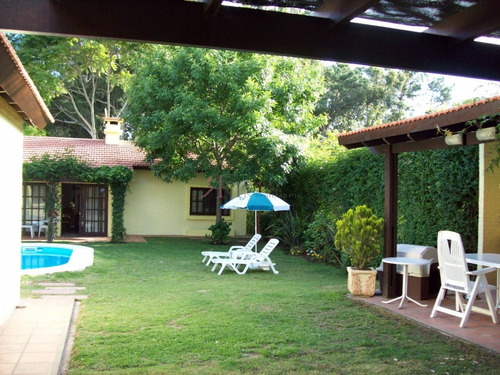 Comoda Casa Con Jardin Y Piscina - Ref: 7064