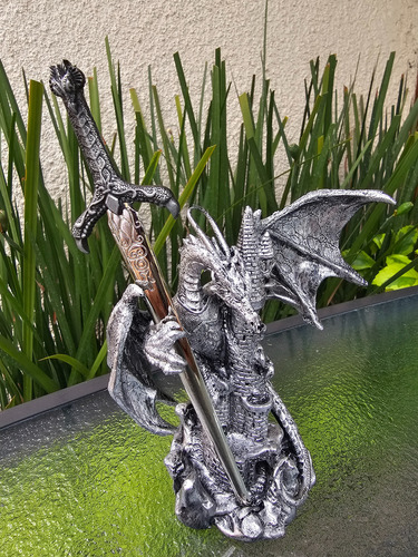 Dragón Sobre Castillo Con Espada Abre Cartas Plateado