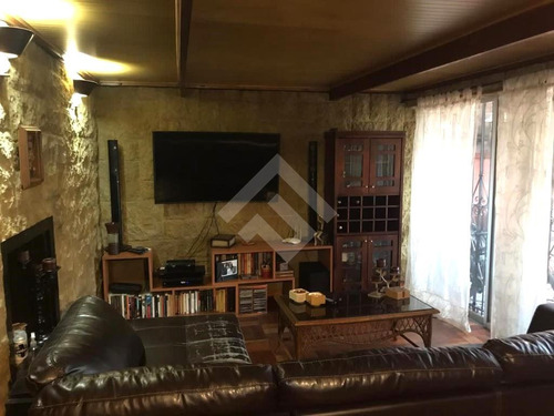 Casa En Venta De 5 Dorm. En Ñuñoa