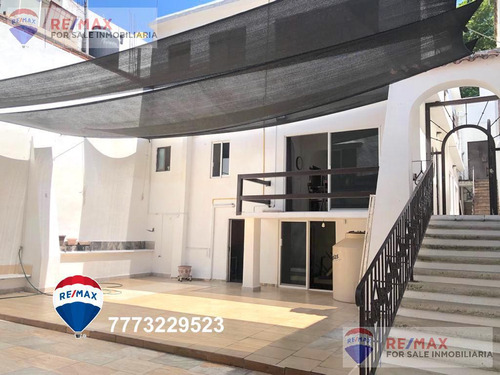 ¡venta! Propiedad Con Casa Independiente Y 3 Departamentos, Centro De Cuernavacaclave 4479