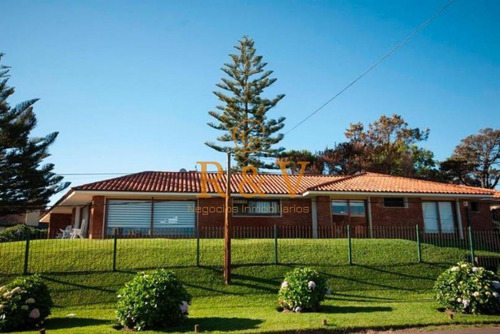 Imagen 3 de 30 de Excelente Casa De 4 Dormitorios Y Piscina A Una Cuadra Del Mar