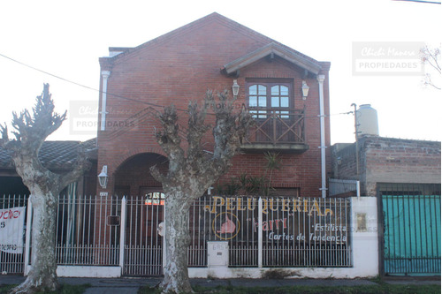 Casa De 4 Dormitorios, 3 Baños, Con Garage, Quincho Y Parrilla