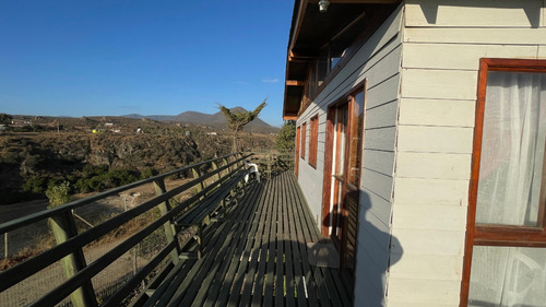 Casa De 3 Pisos Con Vista Al Mar En Frente A Pichidangui