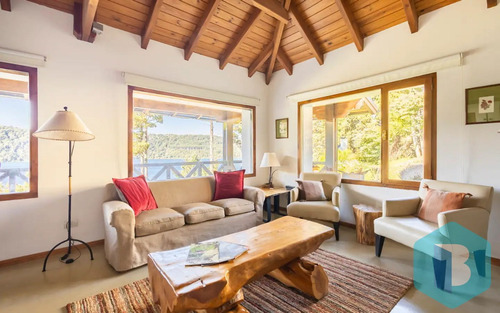 Casa En Barrio Cerrado Con Vista Plena Al Nahuel Huapi Valle Escondido. 010.
