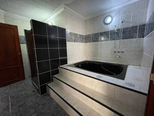 En Venta Posada De 11 Habitaciones En La Avenida 2 Sector Glorias Patrias, Mérida.