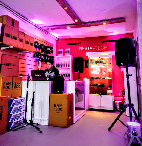 Imagen 4 de 10 de Alquiler Sonido Parlantes Luces Dj Iluminacion Maquina Humo