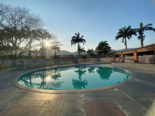 Imagen 14 de 15 de Zulay Robles Vende Townhouse En Residencias Laguna Club . San Diego.