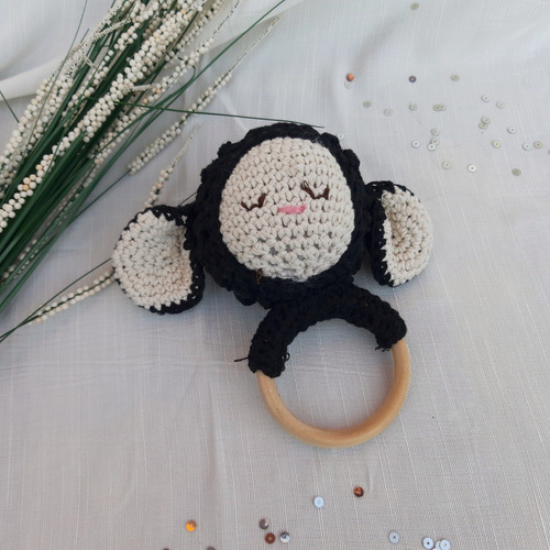 Imagen 4 de 4 de Combo Rebecca - Manta De Apego Y Sonajero Tejida Al Crochet