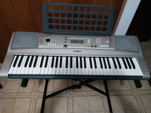 Vendo Teclado Yamaha Psr-e313, 61 Teclas. Incluye Paral Pro