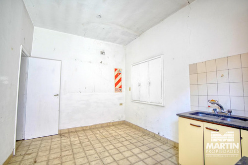 Casa 3 Ambientes Con Cochera Para Mejorar. Zona Comercial.