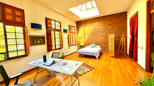 Casa Tres Niveles Barrio Histórico Doble Altura Muy Luminosa