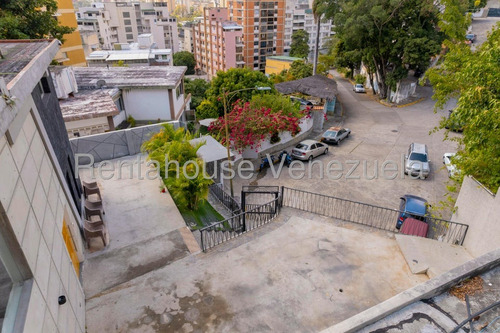 Casa Para Remodelar De Multiples Niveles En Venta Ubicada En Chaguaramos 25-17638