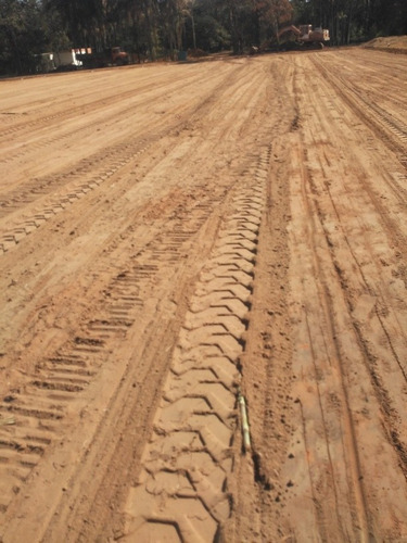 Imagem 1 de 4 de Terraplanagem
