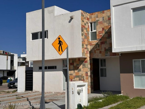 Casa De 4 Recamaras, 4 Baños Y En Esquina En Cañadas Del Arroyo