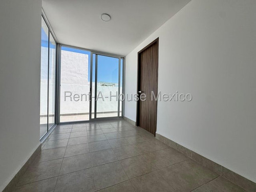 Renta - El Refugio. Penthouse Amueblado, Cuarto De Servicio, Roof, 3 Recámaras