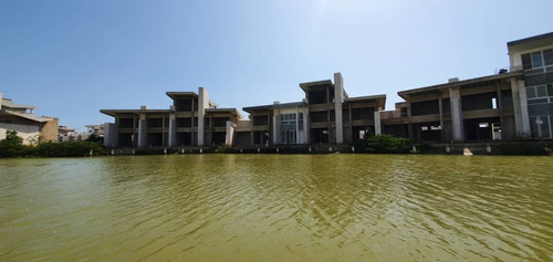Imagen 5 de 22 de Townhouse De 115m2 Con Muelle Privado.