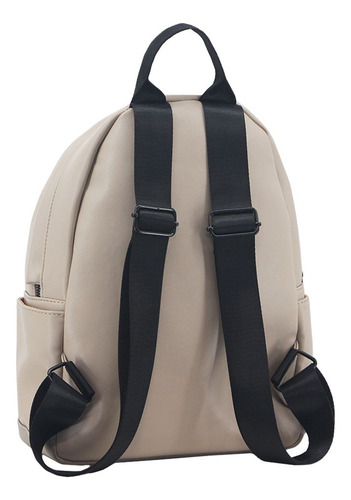 Mochila Amayra Pu Bolsillo Frontal Urbana Universitaria Moda Color Camel C26612