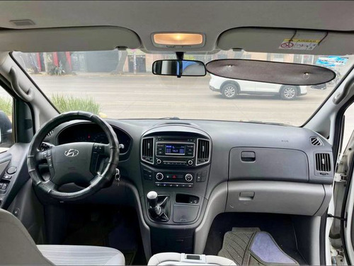 Hyundai Starex 2.4 12 Pasajeros Mt