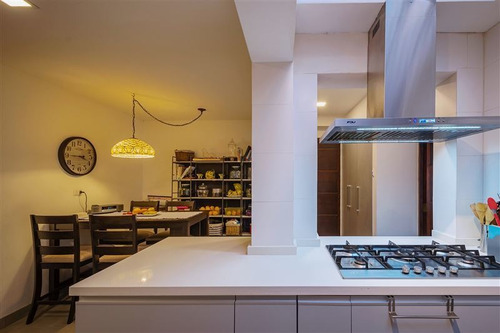 Casa En Venta De 5 Dorm. En Lo Barnechea