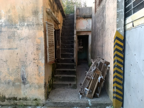 Imagen 2 de 8 de Nuevo Valor! Excelente Lote 750m2 Con Casa Y Galpón A Reciclar O Demoler