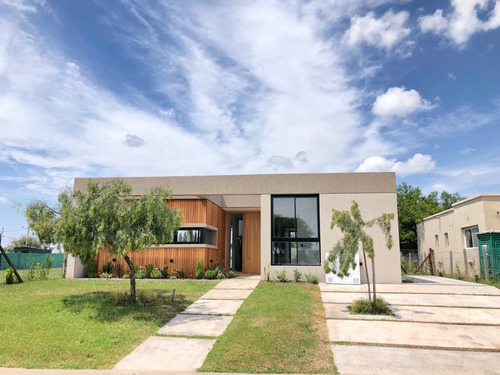 Casa En San Ramiro, Pilar Del Este.