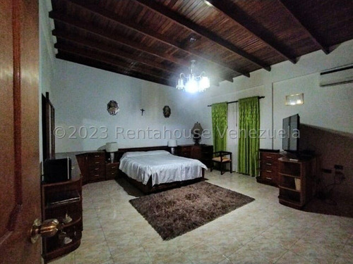 Gran Edificio En Venta En El Casco Central De Palo Negro Con Locales Comercial, Y Apartamentos Db 24-17347