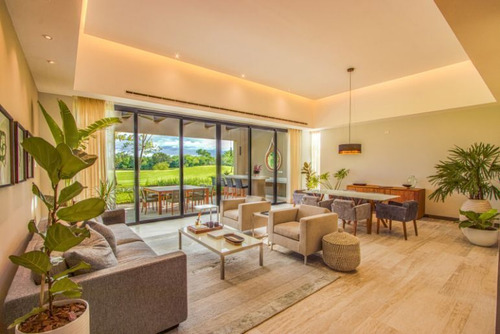 Casa En Campo De Golf,  Jardín Con Alberca Privada, Área De 