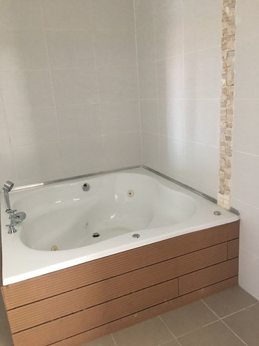 Imagen 4 de 14 de Penthouse De 686 Mts2, 3 Niveles, 3 Parqueos.