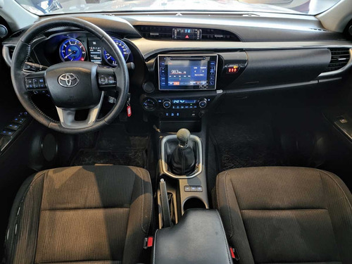 Imagen 7 de 8 de Toyota Hilux Srv 4x 4 Mt 2017
