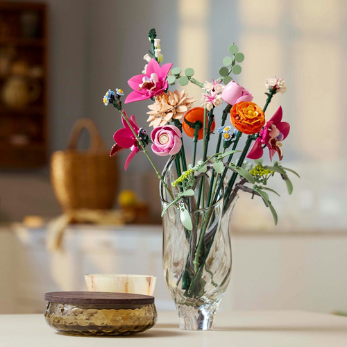 LEGO® Botanicals Lindo Buquê de Flores Rosas 10342; contém 15 flores para construir, incluindo orquídeas, dálias e ranúnculos 18+