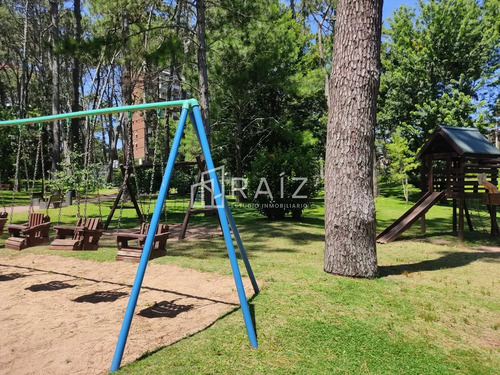 Encantador Apartamento En Arcobaleno, 2 Dormitorios Con Acciones De Piscina, Cochera Y Baulera. Consultenos!
