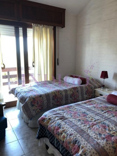 Casa En Alquiler En Pleno Manantiales, 3 Dormitorios Mas Dependencia De Servicio.- Ref: 126