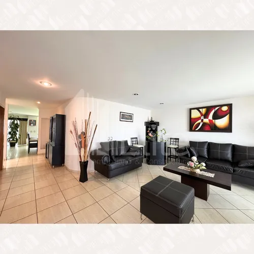 Casa En Venta Con Amplio Jardin En Cumbres Del Lago