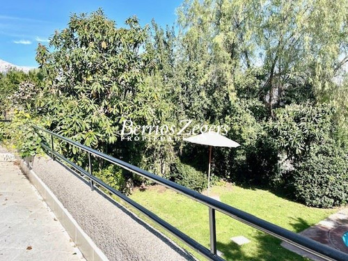 Casa En Venta De 7 Dormitorios, 6 Baños . En Las Condes Alto