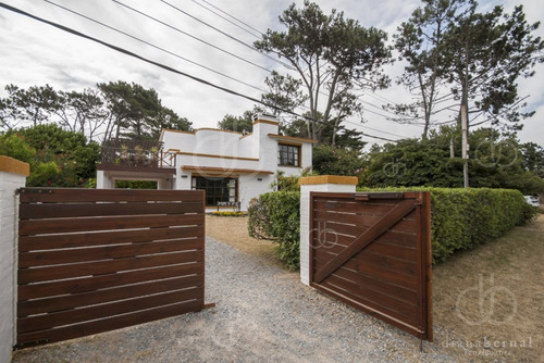 Punta Del Este, Chalet En Pinares, A Pasos Del Mar, 4 Dormitorios .- Ref: 41775