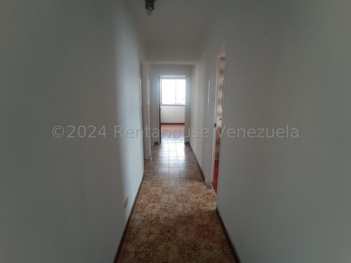 Apartamento En Venta Economico Grande Cómodo Cn 125 Metros 4 Habitaciones 2 Baños Zona Centro Maracay Agua Constante Seguridad Nela 2425950