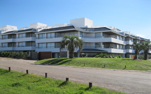 Vendo Excelente Apartamento En Montoya. Edificio De Categoría A Pocos Metros De La Playa. 