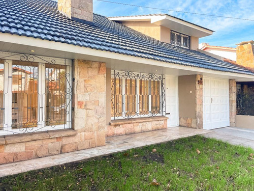 Casa En Venta - 2 Dormitorios 3 Baños - Cochera - 303mts2 - Mar Del Plata