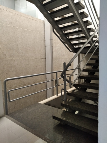 En Alquiler Oficina En Las Mercedes De 136m2